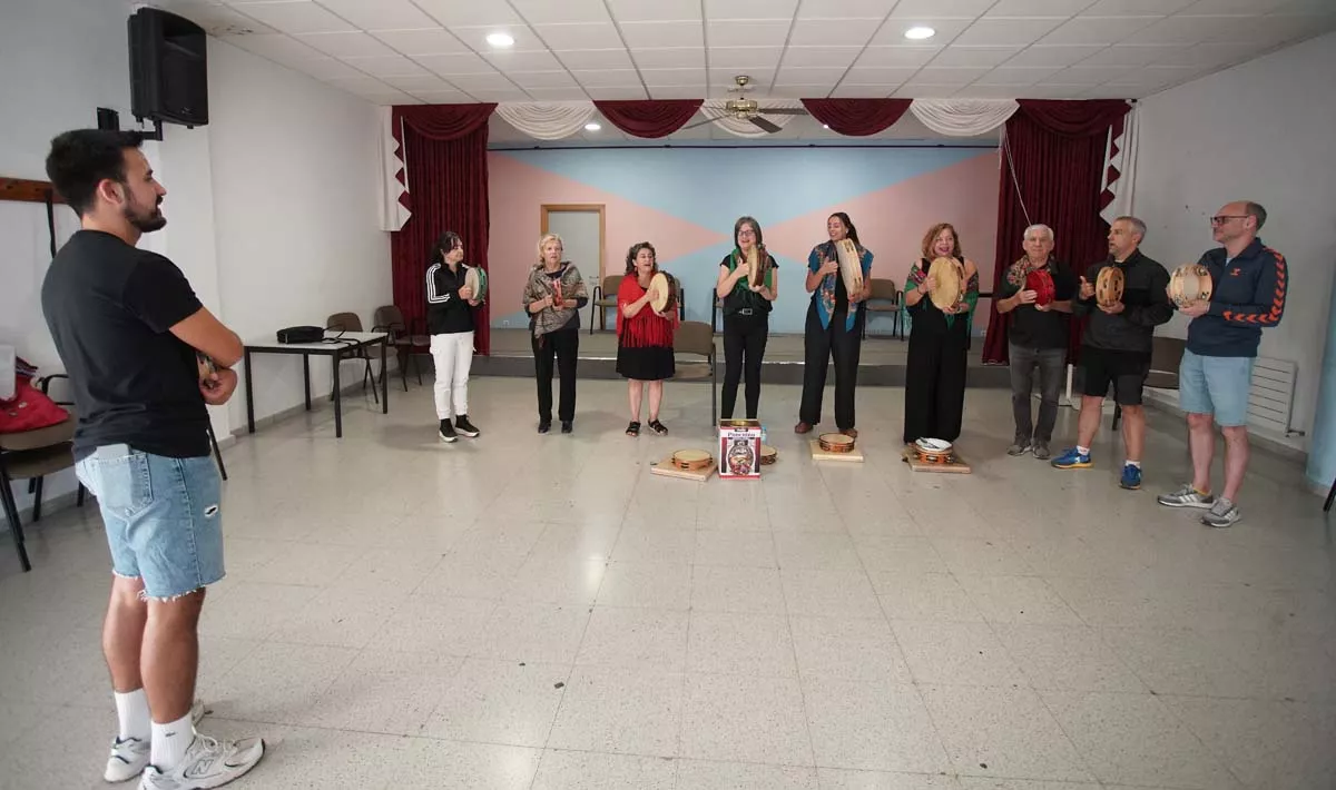 La Asociación Cultural Abelladeira del Bierzo recupera la voz de la tradición de las 'cantareiras' La Asociación Cultural Abelladeira del Bierzo recupera la voz de la tradición de las 'cantareiras'