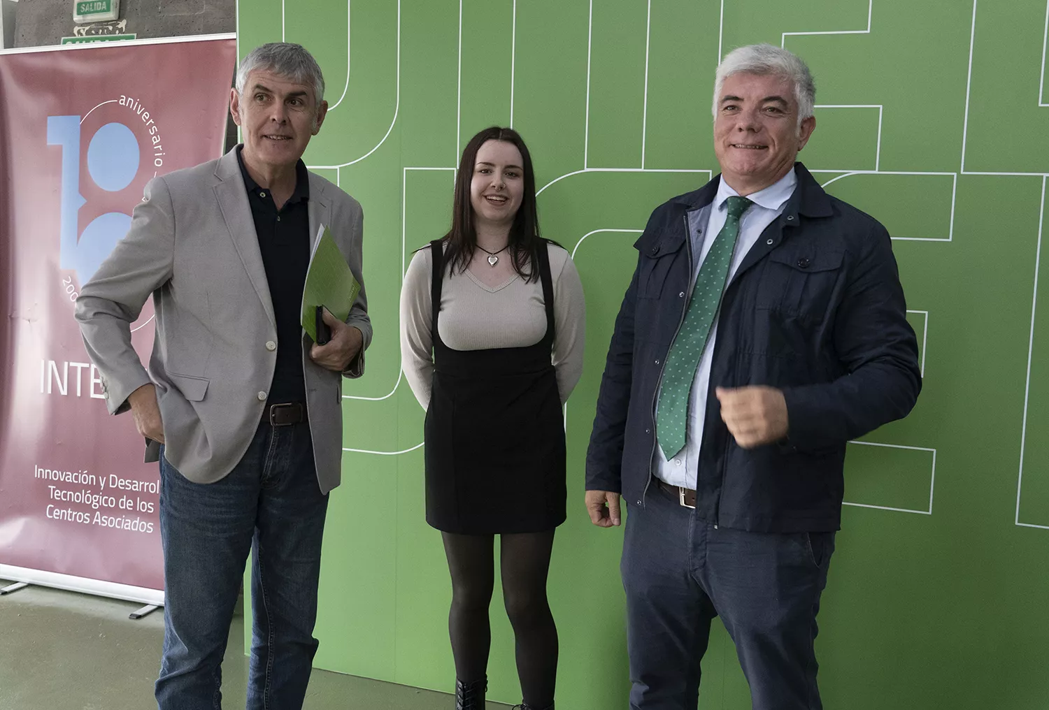 César Sánchez / ICAL. El director de la Universidad Nacional de Educación a Distancia en Ponferrada, Jorge Vega (I), junto al responsable de Gabinete de Dirección, Relaciones Institucionales y Eventos del INCIBE, Luis Hidalgo (D), y la alumna Sara Barredo, que se incorpora al equipo de la cátedra de Incibe-UNED en Ponferrada César Sánchez / ICAL. El director de la Universidad Nacional de Educación a Distancia en Ponferrada, Jorge Vega (I), junto al responsable de Gabinete de Dirección, Relaciones Institucionales y Eventos del INCIBE, Luis Hidalgo (D), y la alumna Sara Barredo, que se incorpora al equipo de la cátedra de Incibe-UNED en Ponferrada