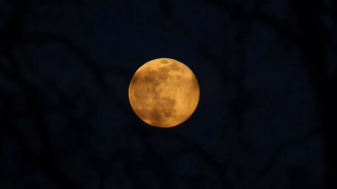 César Sánchez / ICAL . Luna llena vista desde el Bierzo