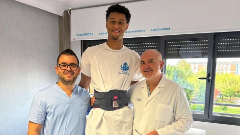 El neurocirujano berciano José Manuel Valle Folgueral interviene de una hernia discal lumbar al jugador Miguel Malik Allen Montesdeoca 