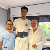 El neurocirujano berciano José Manuel Valle Folgueral interviene de una hernia discal lumbar al jugador Miguel Malik Allen Montesdeoca 