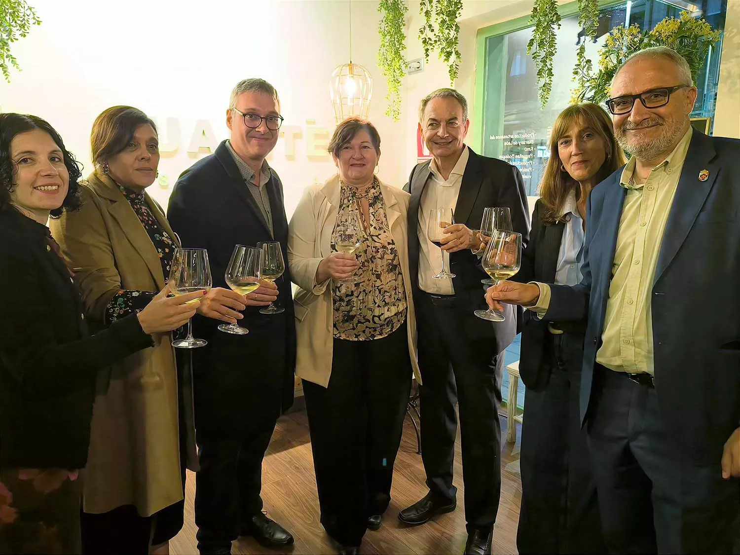 Las Jornadas Gastronómicas del Bierzo llegan a Madrid. En la foto el presidente del Consejo Comarcal, Olegario Ramón, otras consejeras; el mantenedor de esta edición, Juanma G. Colinas; y el expresidente José Luis Rodríguez Zapatero Las Jornadas Gastronómicas del Bierzo llegan a Madrid. En la foto el presidente del Consejo Comarcal, Olegario Ramón, otras consejeras; el mantenedor de esta edición, Juanma G. Colinas; y el expresidente José Luis Rodríguez Zapatero