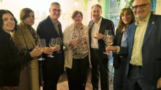 Las Jornadas Gastronómicas del Bierzo llegan a Madrid. En la foto el presidente del Consejo Comarcal, Olegario Ramón, otras consejeras; el mantenedor de esta edición, Juanma G. Colinas; y el expresidente José Luis Rodríguez Zapatero