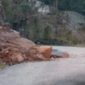 Un derrumbe de rocas en la carretera LE-5202 dificulta el acceso a Espanillo (Arganza)