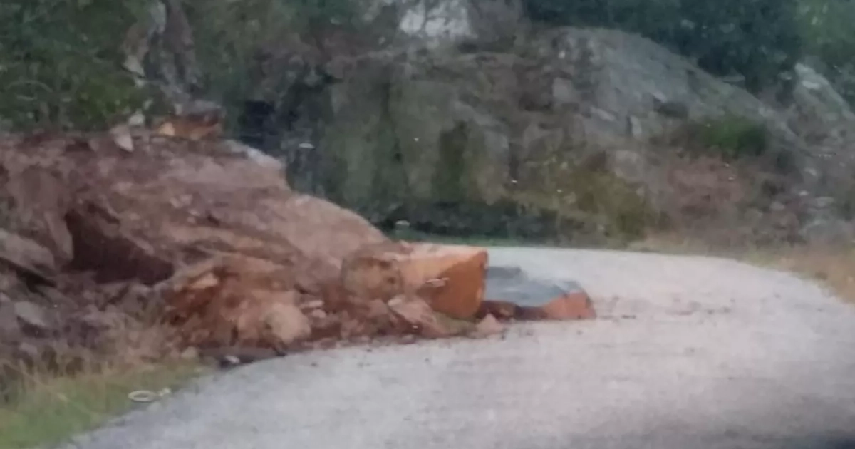 Un derrumbe de rocas en la carretera LE-5202 dificulta el acceso a ...
