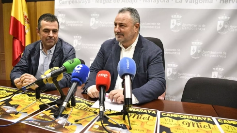 Presentación de la Feria de la Miel en Camponaraya. Eduardo Morán, alcalde de Camponaraya, y Javier Morán, presidente de Asociación de Apicultores del Bierzo,