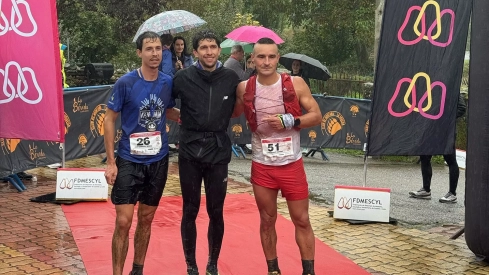 El corredor berciano Manuel Merillas reina en un Trail de la Castaña pasado por agua