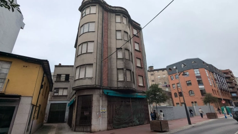 Edificio de Almacenes Uría obra del arquitecto José  Mirones, ubicado en la calle Gómez Núñez
