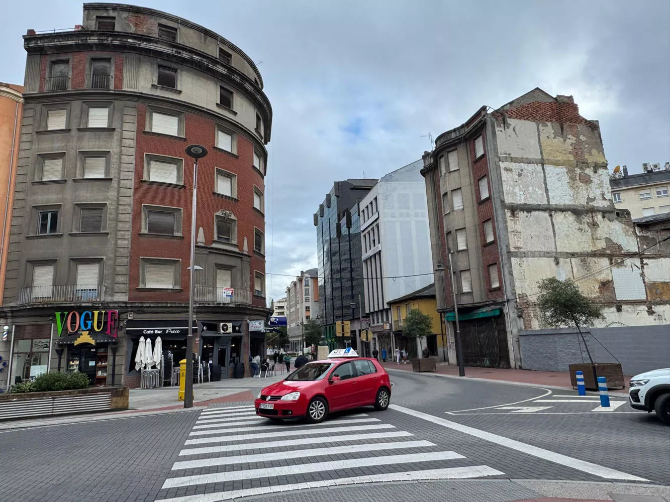 Edificio de Almacenes Uría obra del arquitecto JoséMirones, ubicado en la calle Gómez Núñez