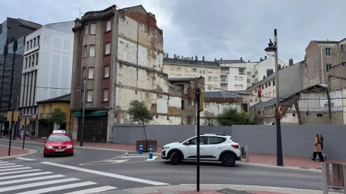 Edificio de Almacenes Uría obra del arquitecto José  Mirones, ubicado en la calle Gómez Núñez