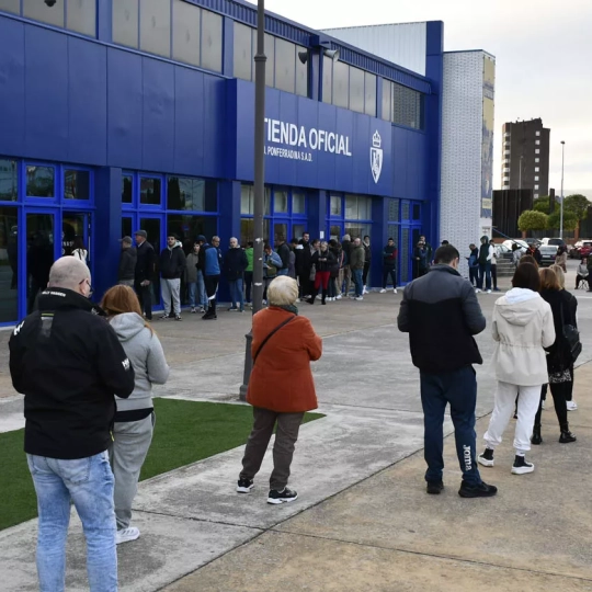 Cola para comprar las entradas del derbi entre la Cultural y la Ponferradina