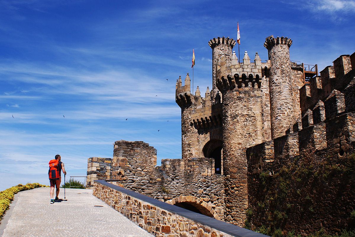 Correos elige el Castillo de Ponferrada para promocionar el Camino de Sa...