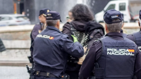 Un detenido y dos policías heridos durante una protesta contra la tala de árboles en la plaza del Oeste de Salamanca