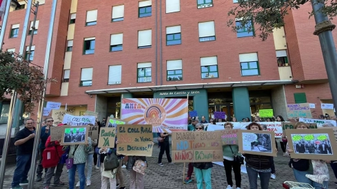 Manifestación del AMPA del colegio de Columbrianos en la sede la Junta 