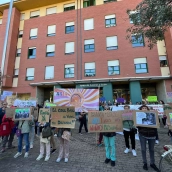 Manifestación del AMPA del colegio de Columbrianos en la sede la Junta Manifestación del AMPA del colegio de Columbrianos en la sede la Junta
