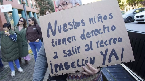 El AMPA del Colegio de Columbrianos, se concentra ante la sede de la Junta en Ponferrada.