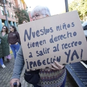 El AMPA del Colegio de Columbrianos, se concentra ante la sede de la Junta en Ponferrada.