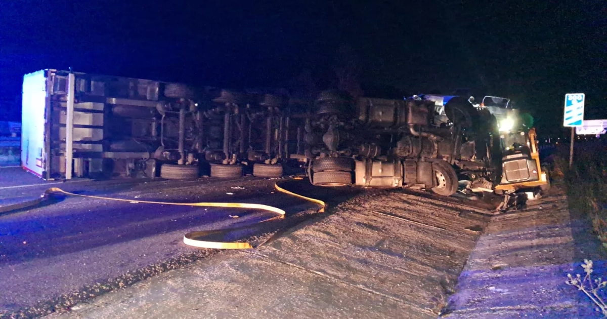 Trasladado al Hospital del Bierzo un camionero tras volcar su vehículo ...