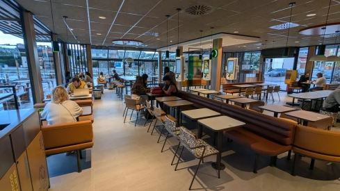 Nueva imagen tras la reforma del Mcdonald's de la Herrería Nueva imagen tras la reforma del Mcdonald's de la Herrería