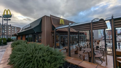 Nueva imagen tras la reforma del Mcdonald's de la Herrería Nueva imagen tras la reforma del Mcdonald's de la Herrería