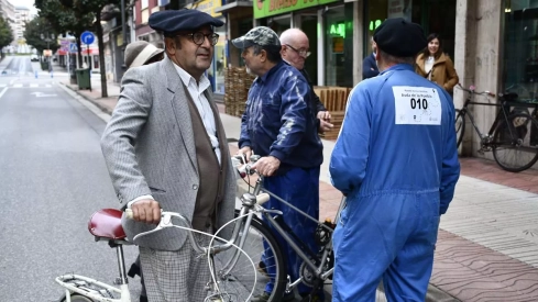 Concentración de bicis clásicas en Avenida de la Puebla