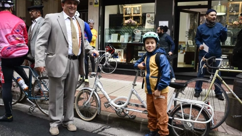 Concentración de bicis clásicas en Avenida de la Puebla