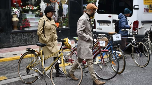 Concentración de bicis clásicas en Avenida de la Puebla