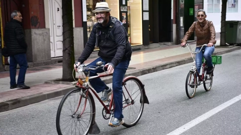 Concentración de bicis clásicas en Avenida de la Puebla