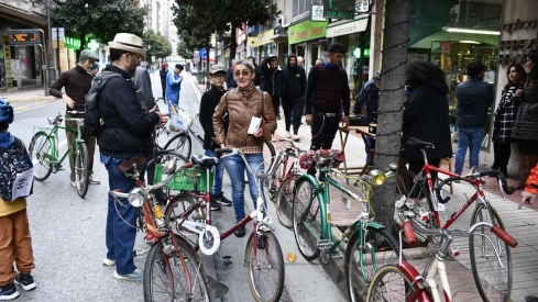 Concentración de bicis clásicas en Avenida de la Puebla
