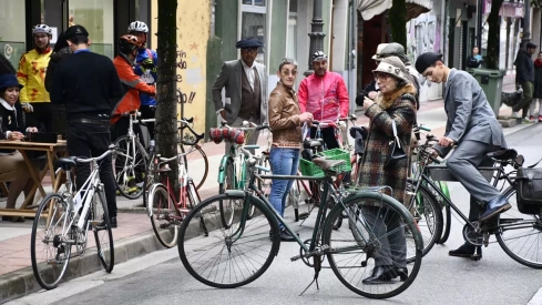 Concentración de bicis clásicas en Avenida de la Puebla