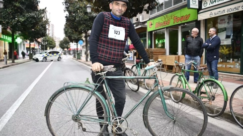 Concentración de bicis clásicas en Avenida de la Puebla