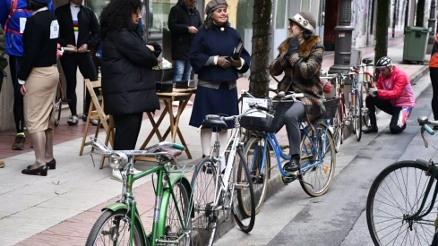 Concentración de bicis clásicas en Avenida de la Puebla