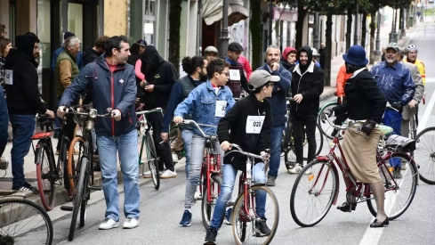 Concentración de bicis clásicas en Avenida de la Puebla