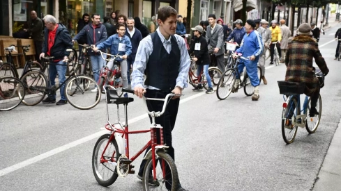 Concentración de bicis clásicas en Avenida de la Puebla