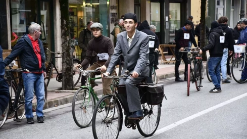 Concentración de bicis clásicas en Avenida de la Puebla