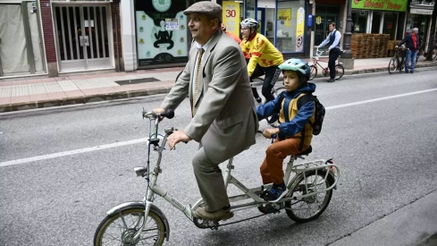Concentración de bicis clásicas en Avenida de la Puebla