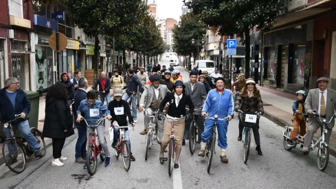 Concentración de bicis clásicas en Avenida de la Puebla