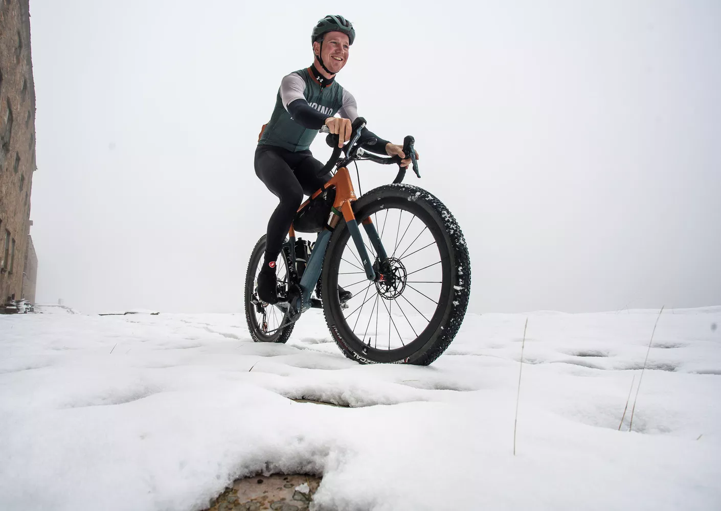  La nieve irrumpe con fuerza en La Covatilla (Salamanca) 