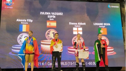 La luchadora berciana Zulema Vázquez campeona del mundo ISKA de K1