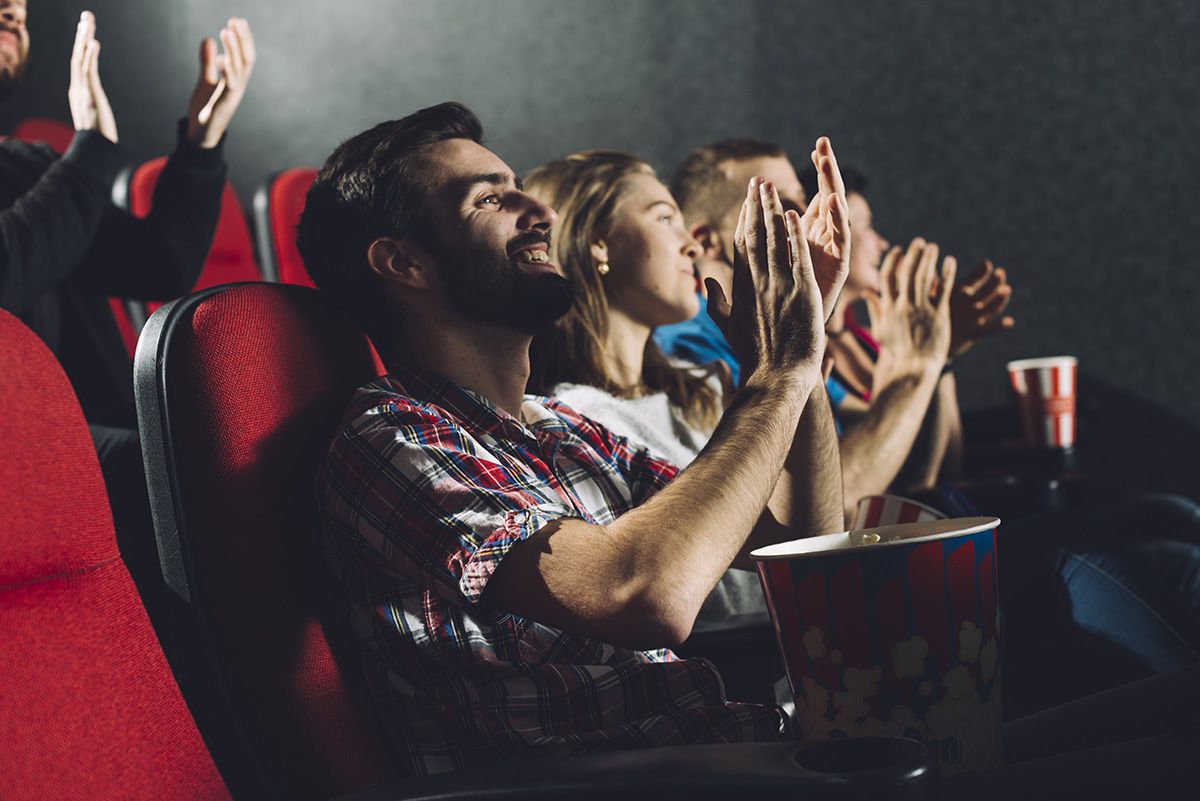 people-applauding-to-film