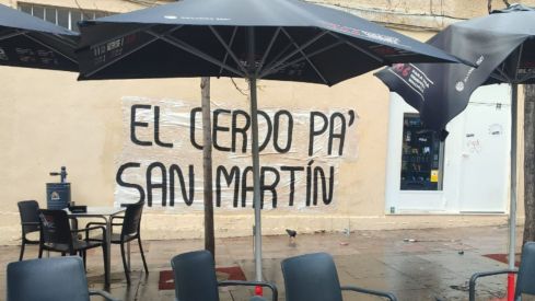  La Parafarmacia El Cid (León) sufre pintadas en su fachada por parte de los aficionados de la Ponferradina