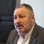 El presidente del PSOECyL exige profesionales "todos los días" para atender a tres menores con discapacidad en Ponferrada