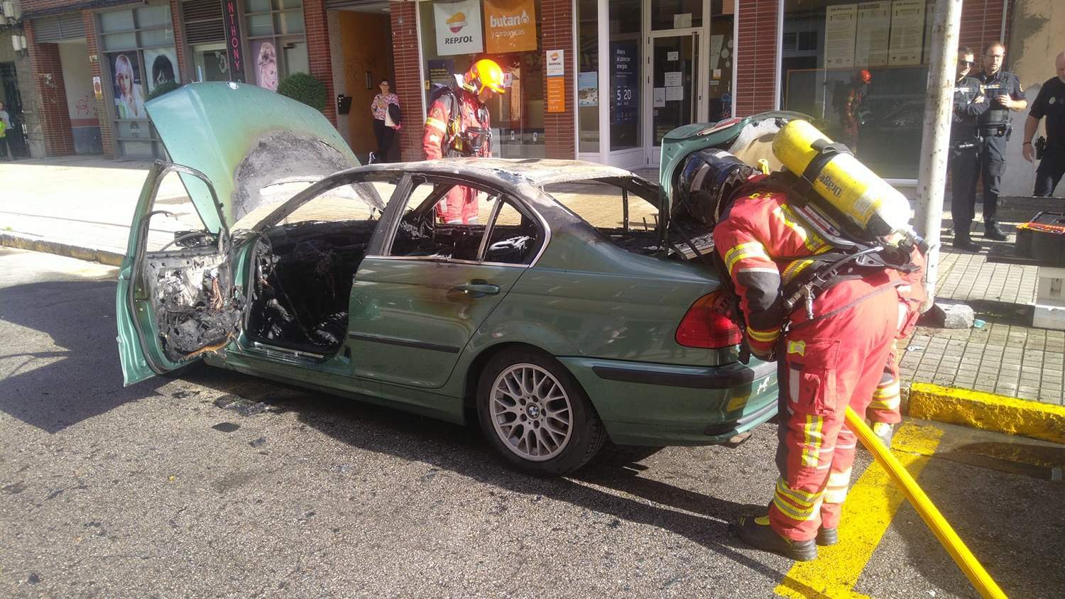 Arde un coche en la Avenida de Compostilla de Ponferrada Arde un coche en la Avenida de Compostilla de Ponferrada