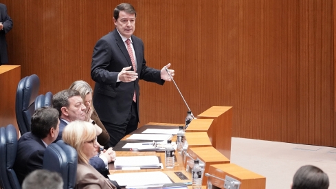 El presidente de la Junta, Alfonso Fernández Mañueco, durante el Pleno de las Cortes de Castilla y León