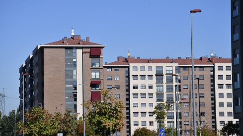 Edificios, alquiler, alquileres Ponferrada | Sánchez anuncia una nueva ayuda al alquiler con opción a compra de 30.000 euros para los jóvenes