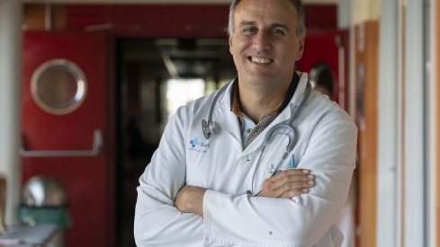 El neurólogo del Hospital El Bierzo de Ponferrada, Ángel Fernández, autor del libro 'Ictus, cinco letras que cambian tu vida'