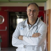 El neurólogo del Hospital El Bierzo de Ponferrada, Ángel Fernández, autor del libro 'Ictus, cinco letras que cambian tu vida'