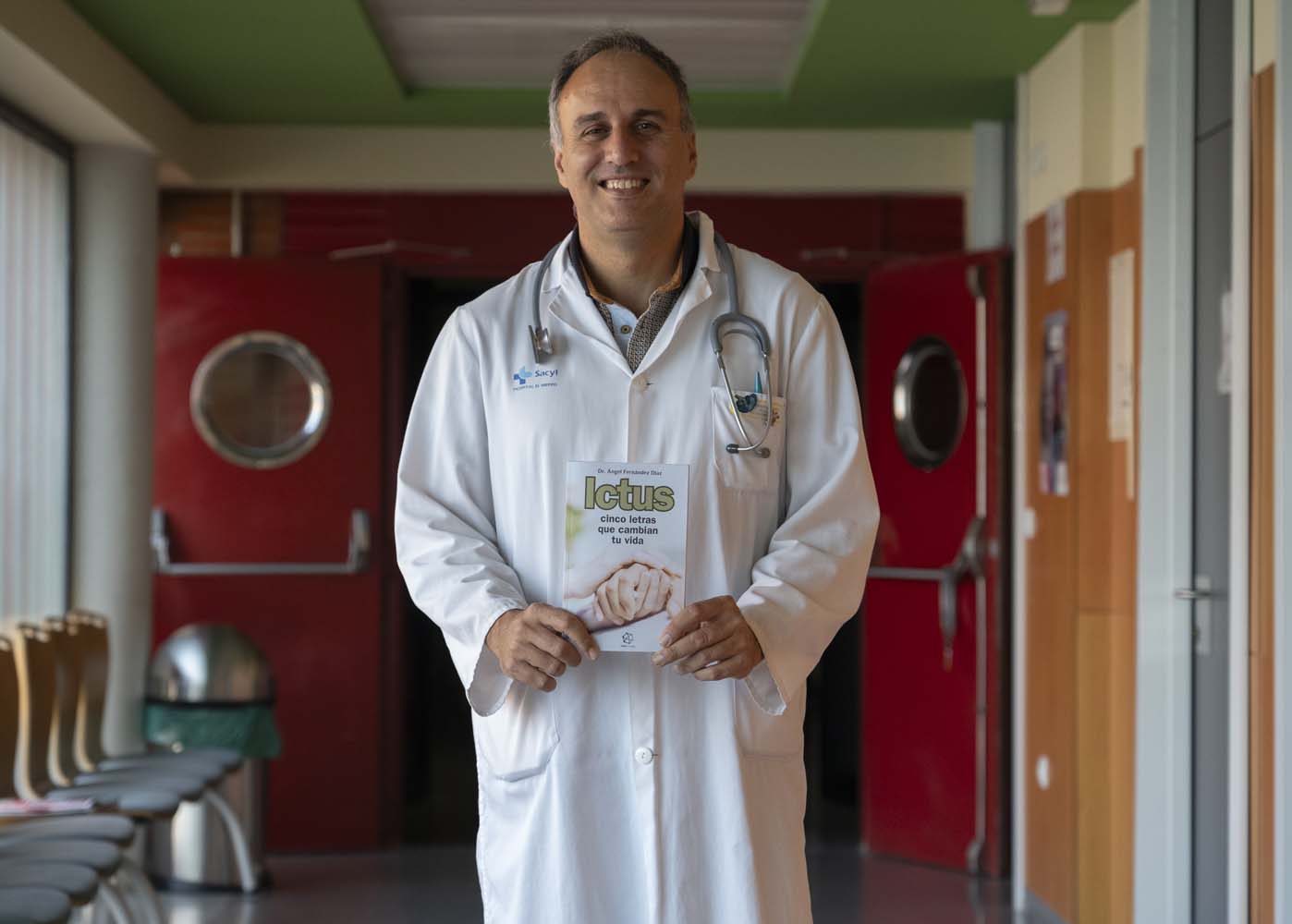 El neurólogo del Hospital El Bierzo de Ponferrada, Ángel Fernández, autor del libro 'Ictus, cinco letras que cambian tu vida' (1)