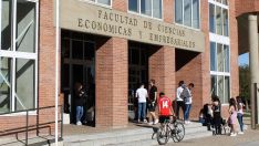 Estudiantes de la ULE en el Campus de Vegazana Estudiantes de la ULE en el Campus de Vegazana