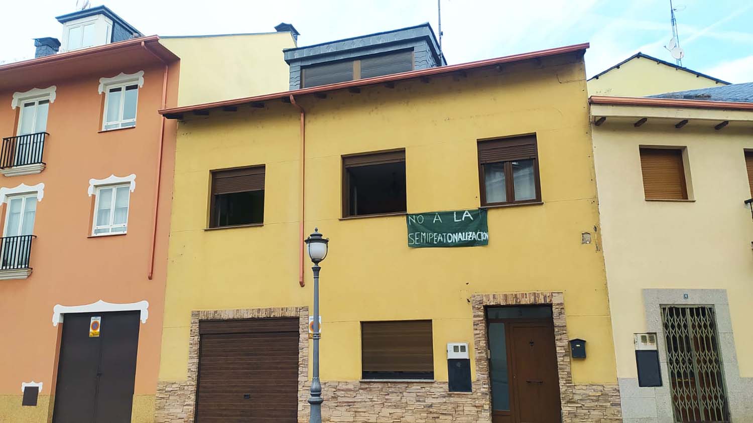 Pancartas contra la semipeatonalización de la avenida del Castillo en el Barrio de San Andrés de Ponferrada (6) Pancartas contra la semipeatonalización de la avenida del Castillo en el Barrio de San Andrés de Ponferrada (6)